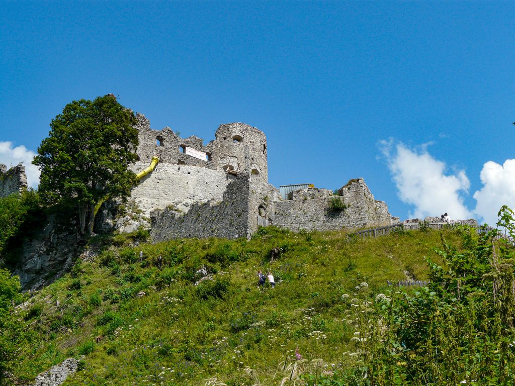 Aufgegeben - Seit Ende des 13. Jahrhunderts ist die Existenz der Burg belegbar. Ende des 18. Jahrhunderts wurde die Burg aufgegeben und verfiel. - © <a href="https://papa-wanderwolle.jimdofree.com/2020/10/06/burgenrunde-auf-dem-ehrenberg/" target="_blank">Wolfgang Berres auf papa.wanderwolle</a>